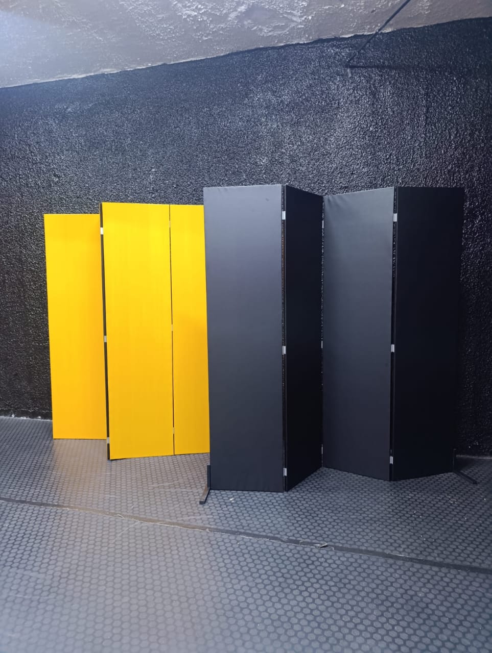 Biombos amarillos y negros para un espacio deportivo
