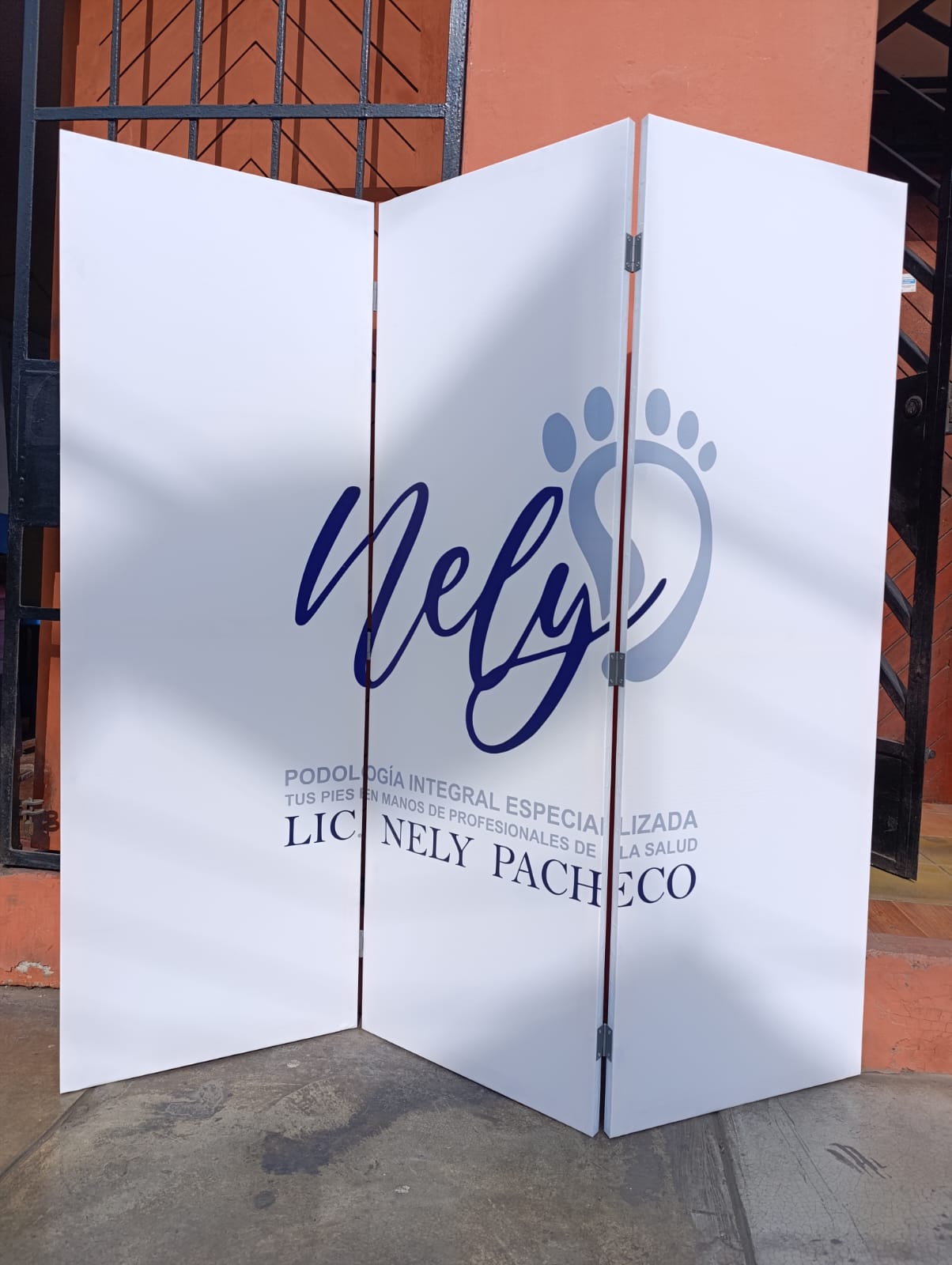 Biombo personalizado para podología integral especializada Nely Pacheco