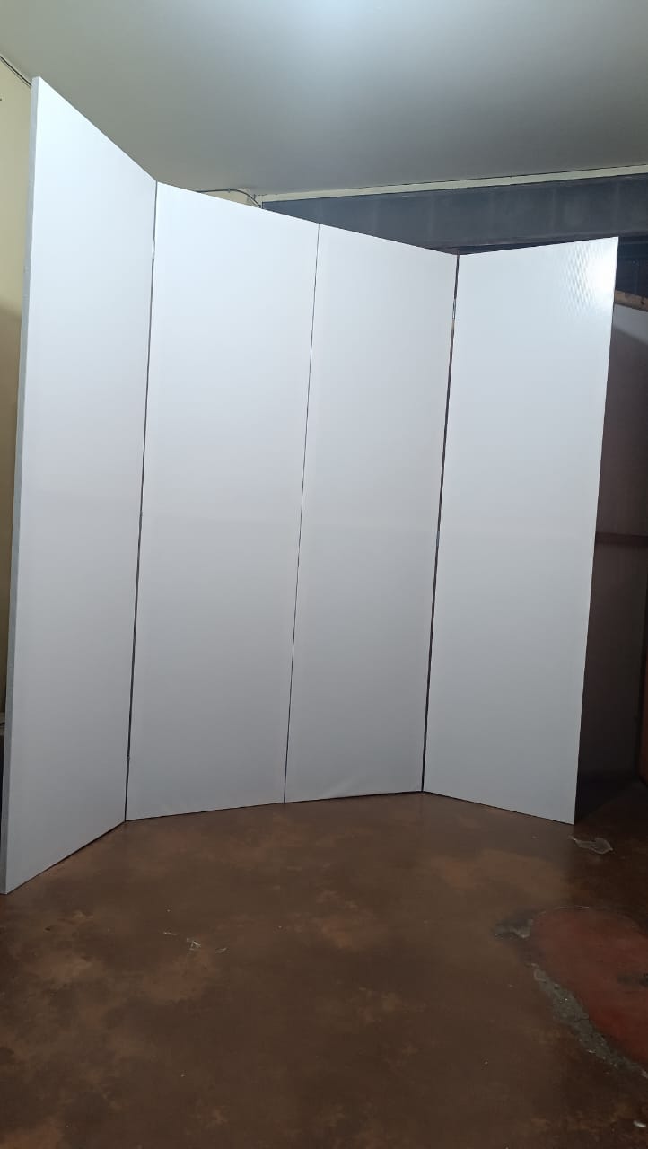 Biombo blanco de cinco paneles instalado en un espacio interior