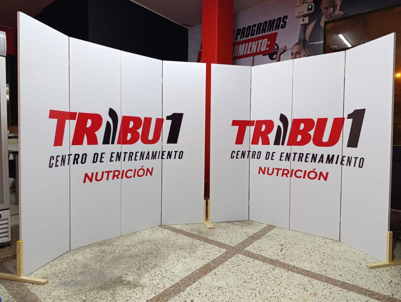Biombos blancos personalizados para TRIBU1 Centro de Entrenamiento y Nutrición